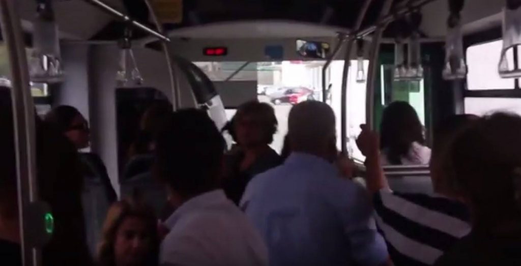 В пассажирском автобусе в Баку мужчина домогался до девушки