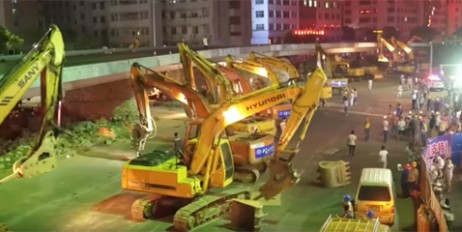 В Китае сотня экскаваторов снесла мост за четыре часа