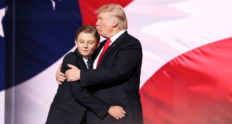 Сценаристку NBC отстранили от работы из-за твита о сыне Трампа