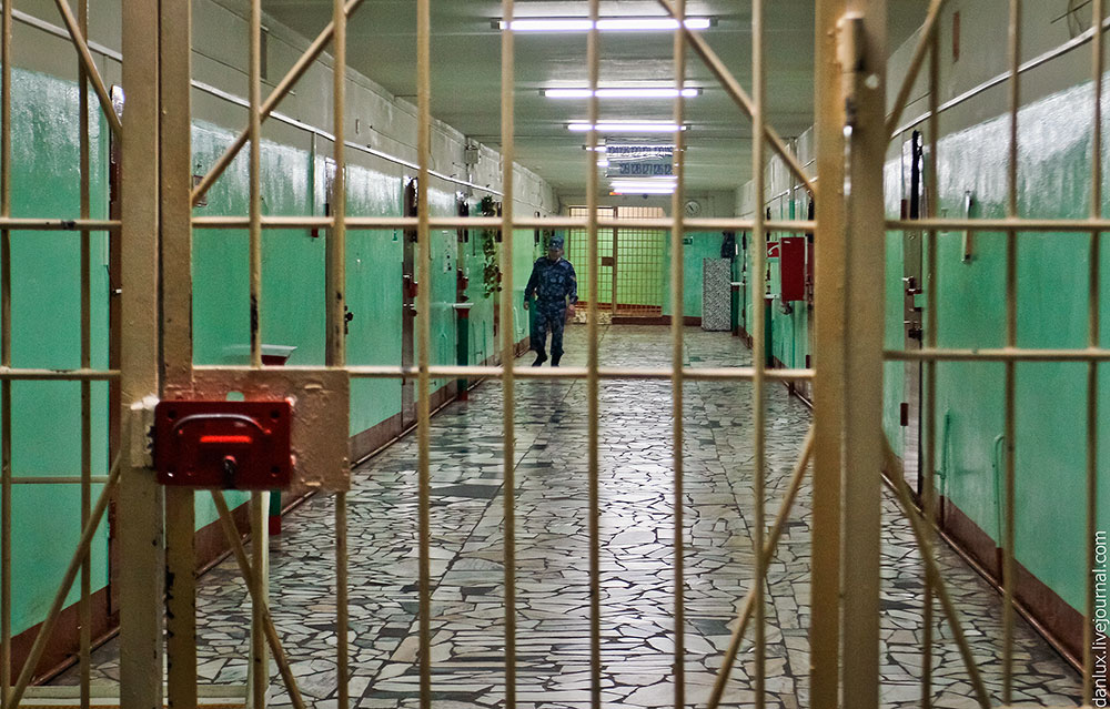 Власти страны освободили сотни заключенных СИЗО