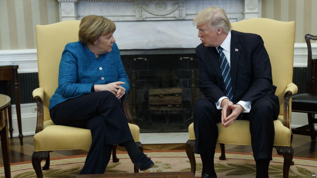 Почему Трамп не пожал руку Меркель