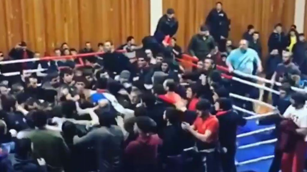 На чемпионате Дагестана по ММА произошла массовая драка (Видео)