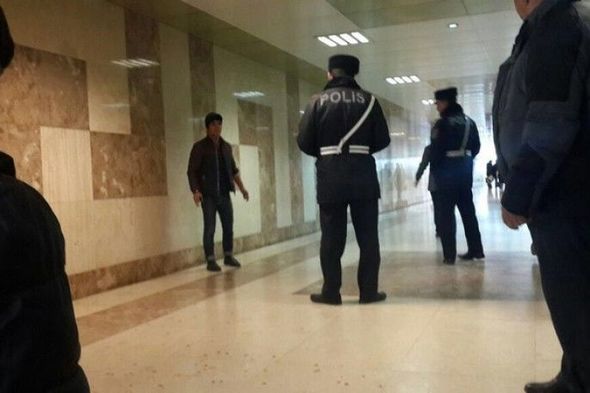 В Баку молодой человек порезал себе руки перед полицейскими
