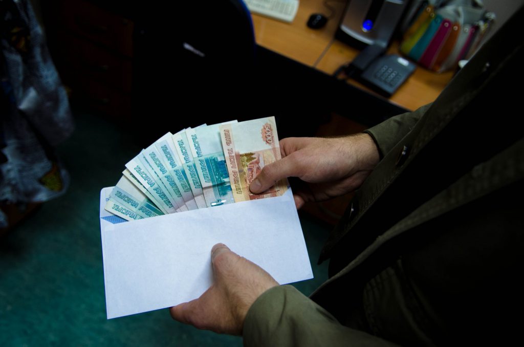 В Иркутской области азербайджанец предлагал взятку в размере 300 тысяч рублей