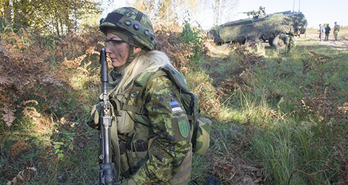 Эстонских девушек зовут в армию