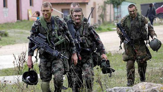 Эстонец с ружьем в руках не пустил солдат НАТО в свой двор