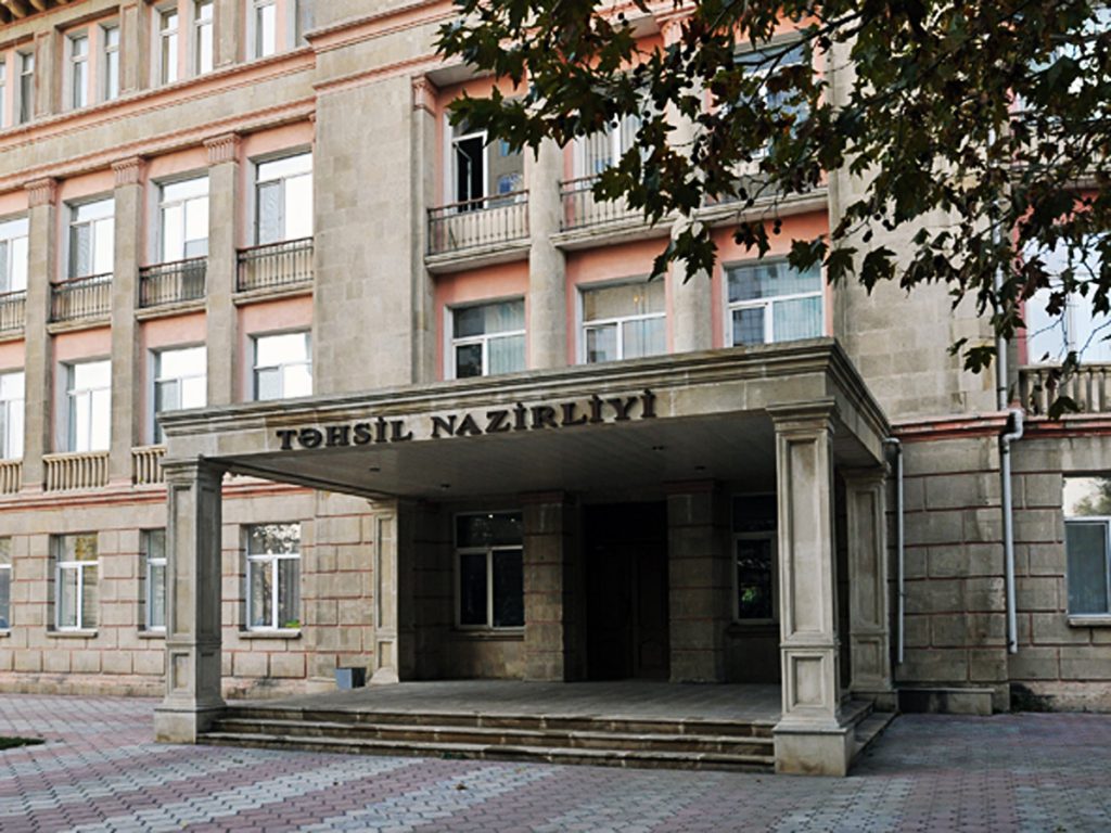 Замминистра опровергает слухи о сокращениях в системе образования