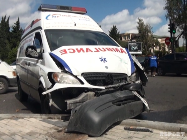 В Мингячевире машина скорой помощи попала в аварию, есть пострадавшие