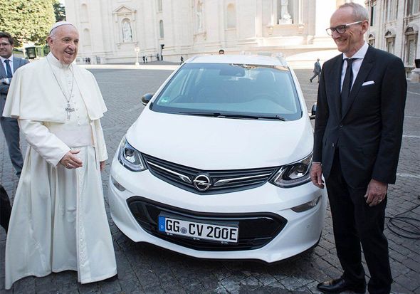 Opel подарил Папе Римскому новый электрокар