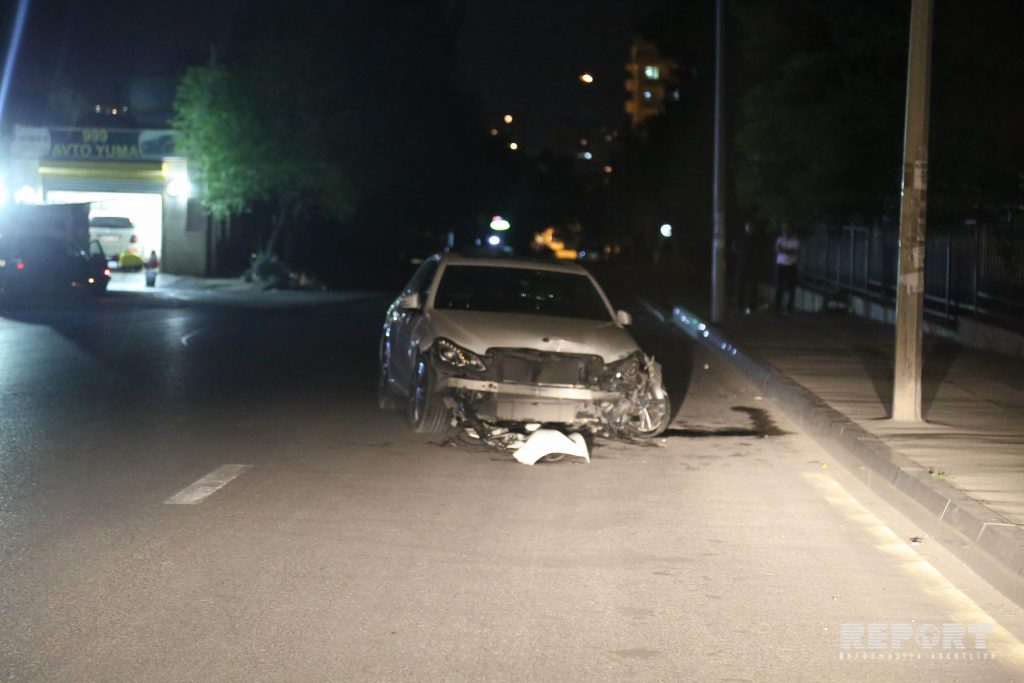 В Баку автомобиль врезался в ворота Медуниверситета, женщина вылетела из окна