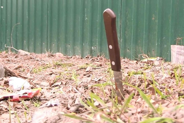 В Баку отсидевший 26 лет в тюрьме мужчина пырнул себя ножом во время спора