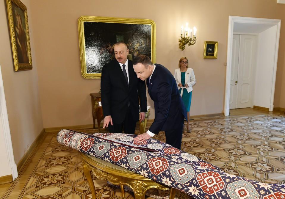 Президенты Азербайджана и Польши обменялись подарками