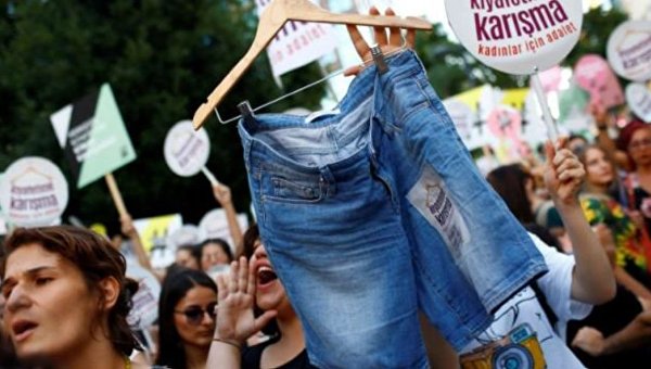 В Стамбуле женщины провели акцию протеста "Не трогай мой образ"