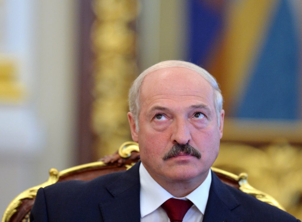 Лукашенко объяснил, почему у него на совещании чиновник записал «Бабла мало, нет мерседесов, телки на задне…»
