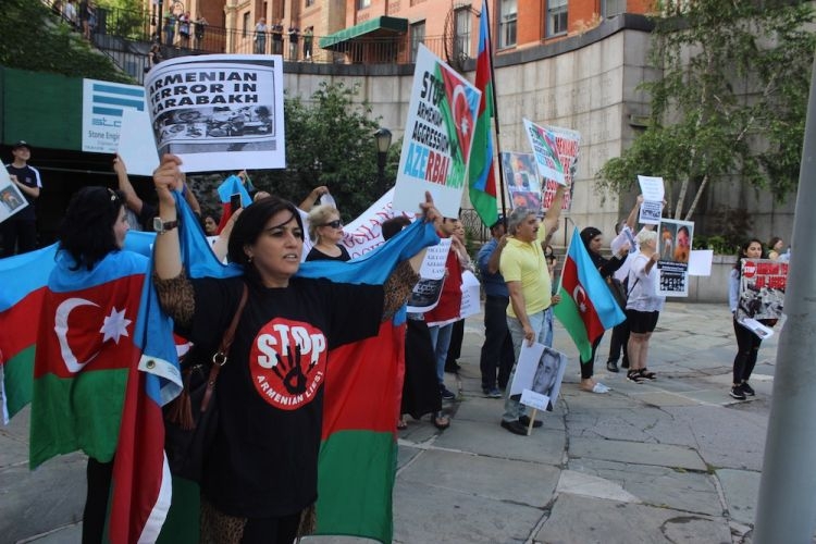 Азербайджанцы США провели акцию протеста перед зданием ООН
