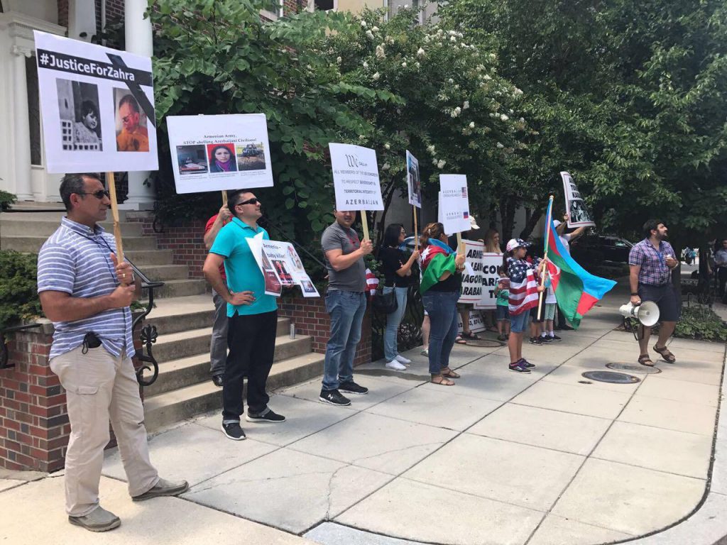Перед посольством Армении в США протестовали против агрессии Еревана