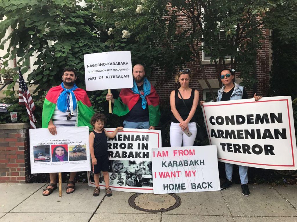 Протест азербайджанцев перед армянской дипмиссией в США