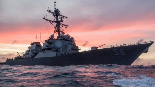 После столкновения эсминца с торговым судном ВМС США прекращают операции