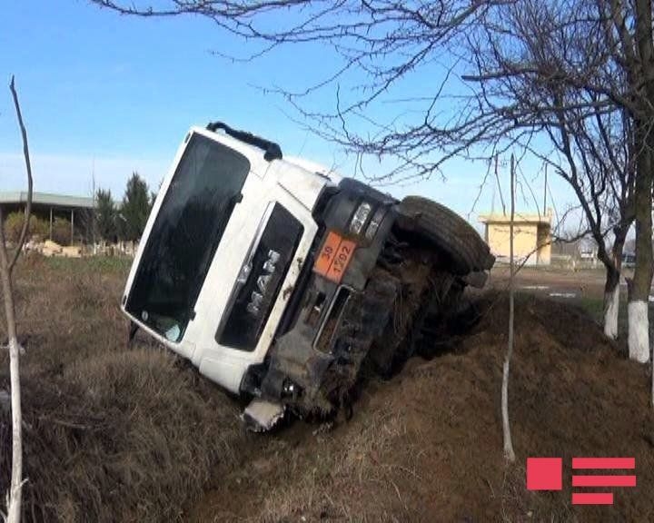 В Барде грузовик столкнулся с трактором: есть погибший