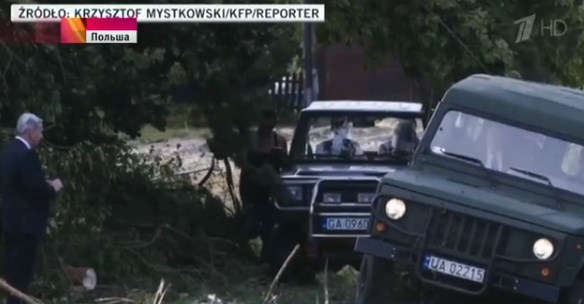 Внедорожник главы МО Польши застрял в грязи