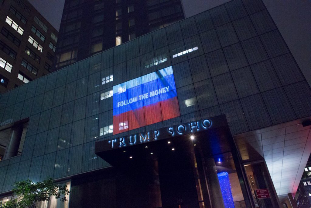«Крепись, братан»: на отеле Трампа в Нью-Йорке появилось изображение Путина