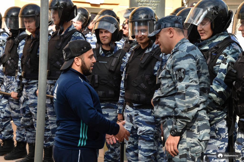 Сотни мусульман вышли на акцию протеста к посольству Мьянмы в Москве