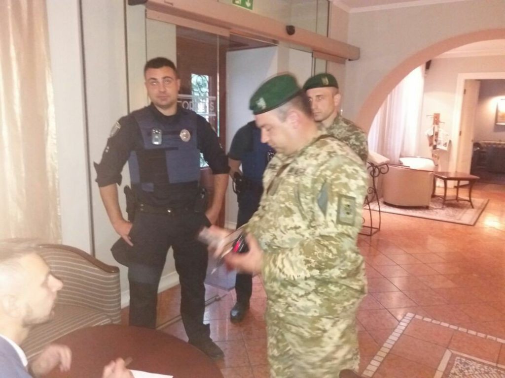 В отель к Саакашвили пришли силовики
