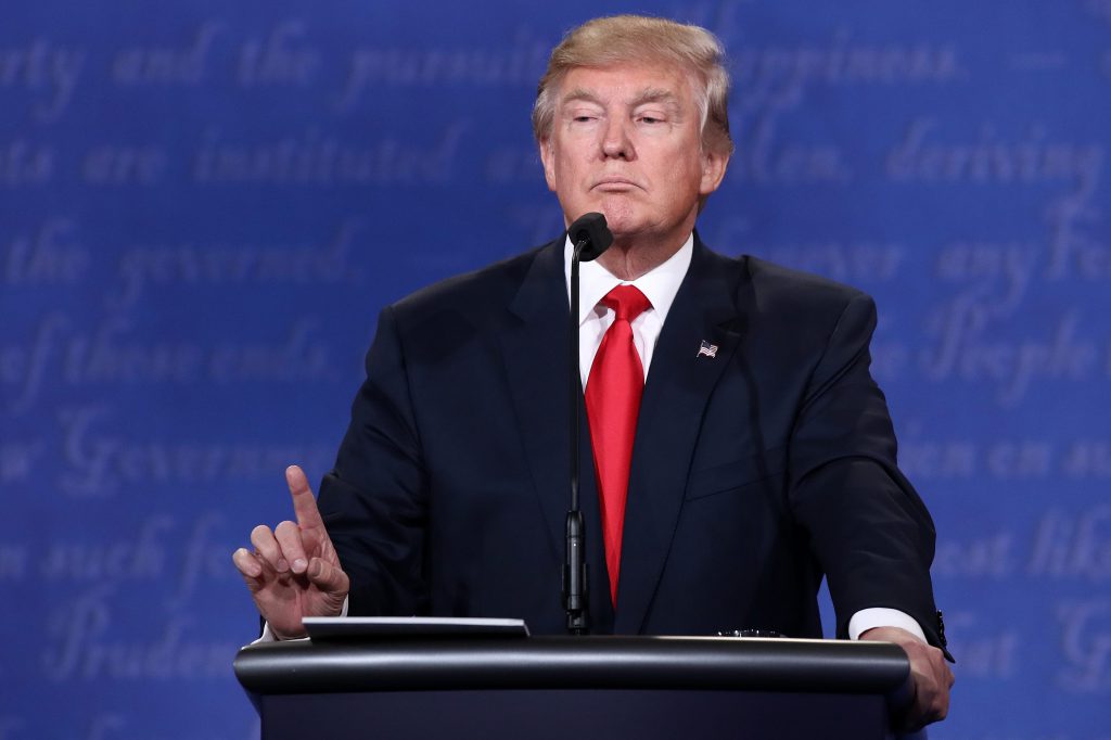 Трамп заговорил о влиянии ураганов на экономику своей страны