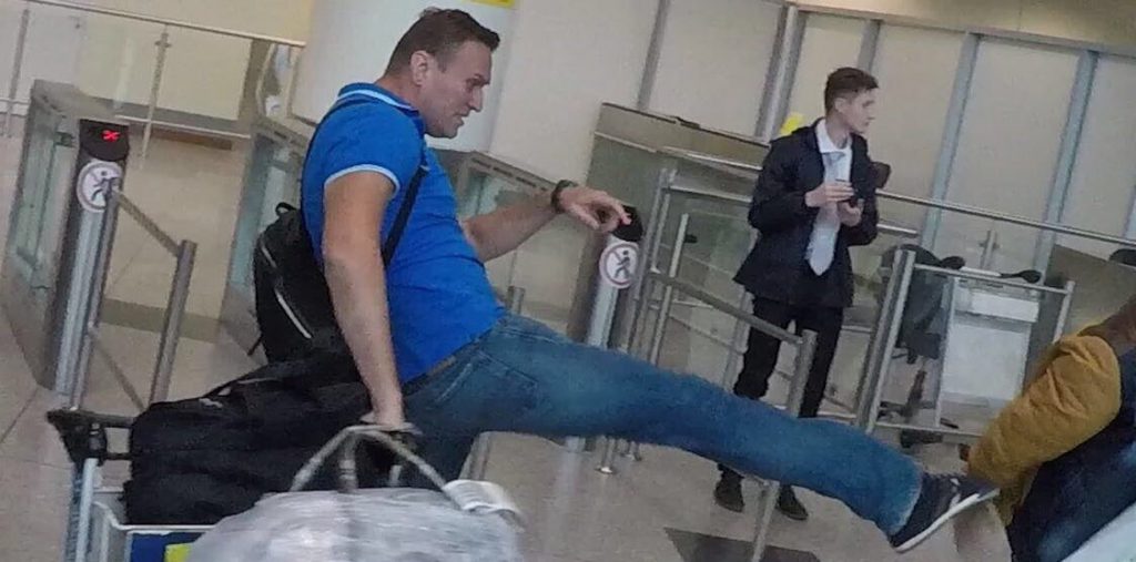 Навального "забросали" сардельками в аэропорту Домодедово