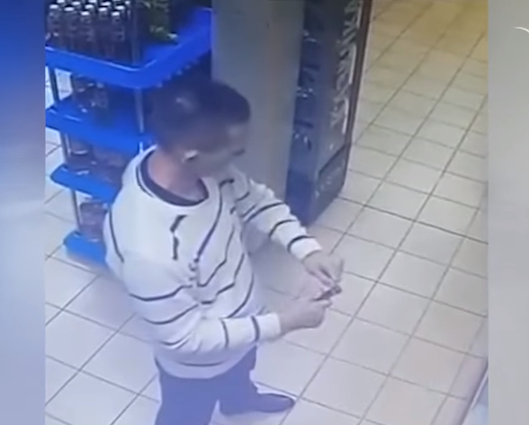 Житель Владивостока выпил бутылку водки за минуту прямо в магазине