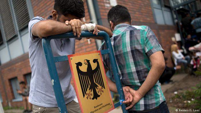 Власти Германии получают данные об исламистах от беженцев