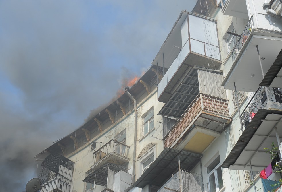 В Сумгайыте в жилом доме произошел пожар, жителей эвакуировали
