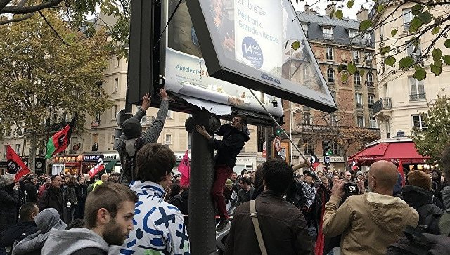 В Париже протестующие против политики Макрона устроили погромы