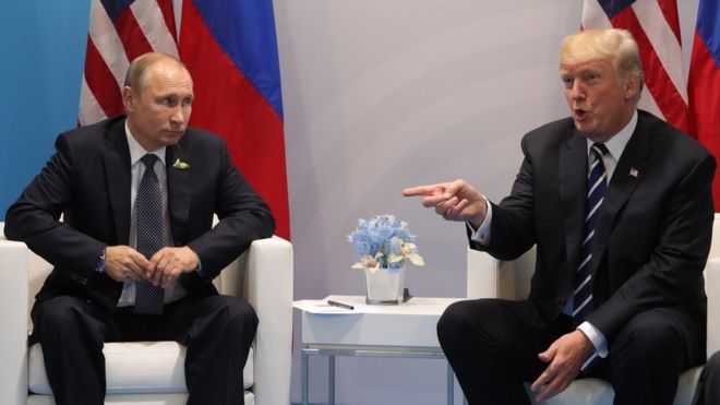 Трамп похлопал Путина по плечу и пожал ему руку