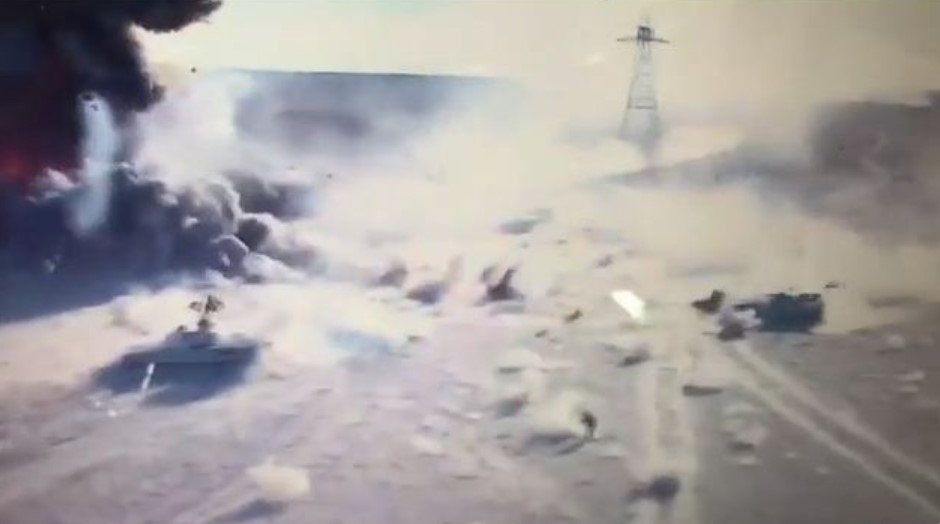 Опубликовано видео дуэли танка с автомобилем террористов