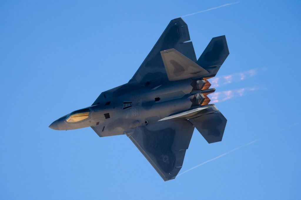Американские F-22 обстреляли российские Су-25 в небе над Сирией