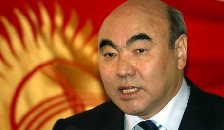 Бывшего президента Кыргызстана закидали яйцами в Германии