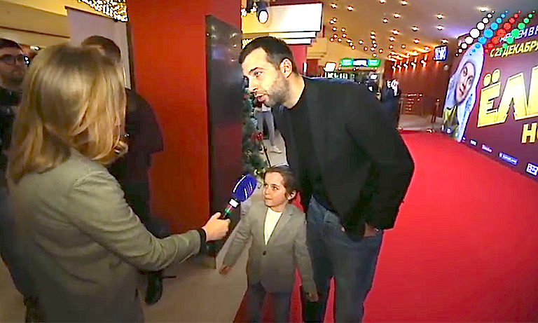 Ургант и юный азербайджанский актер встретились на премьере в Москве