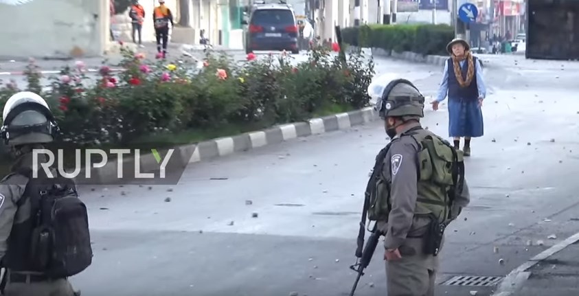 Старушка остановила стычку между израильскими военными и палестинцами