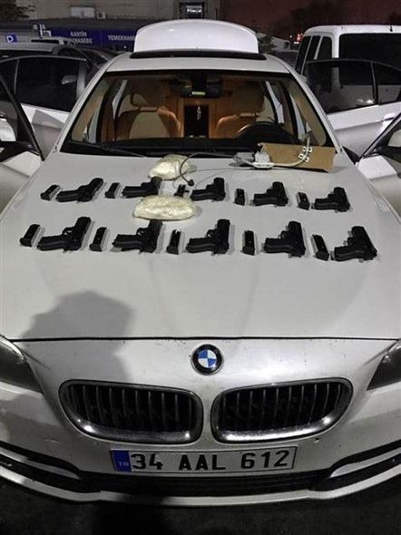 Полиция Анкары нашла в автомобиле азербайджанца 11 пистолетов