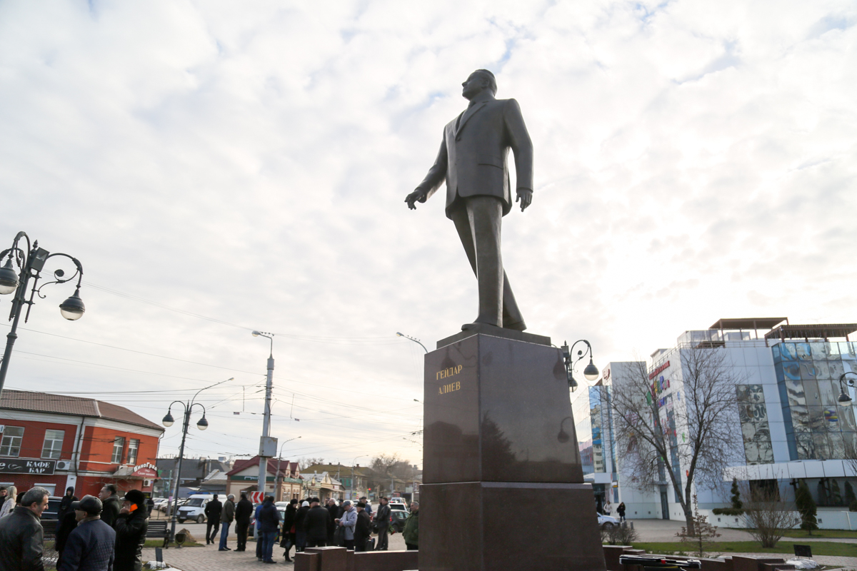В Астрахани почтили память Гейдара Алиева