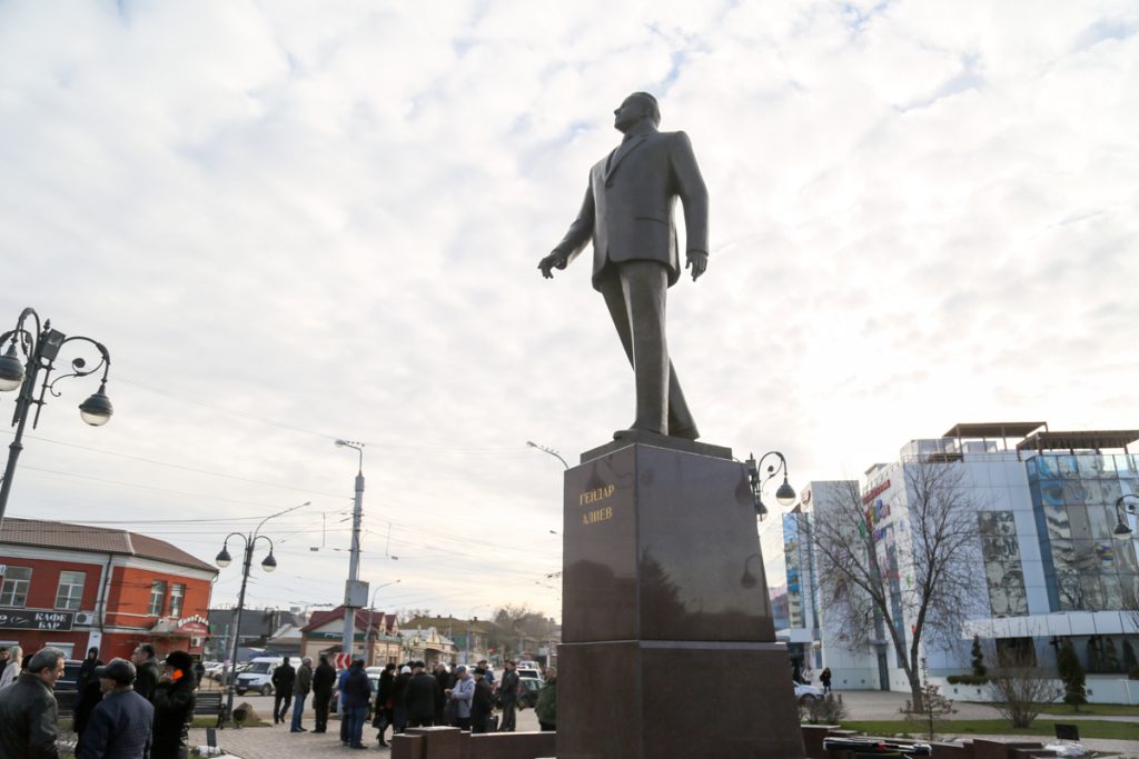 В Астрахани почтили память Гейдара Алиева