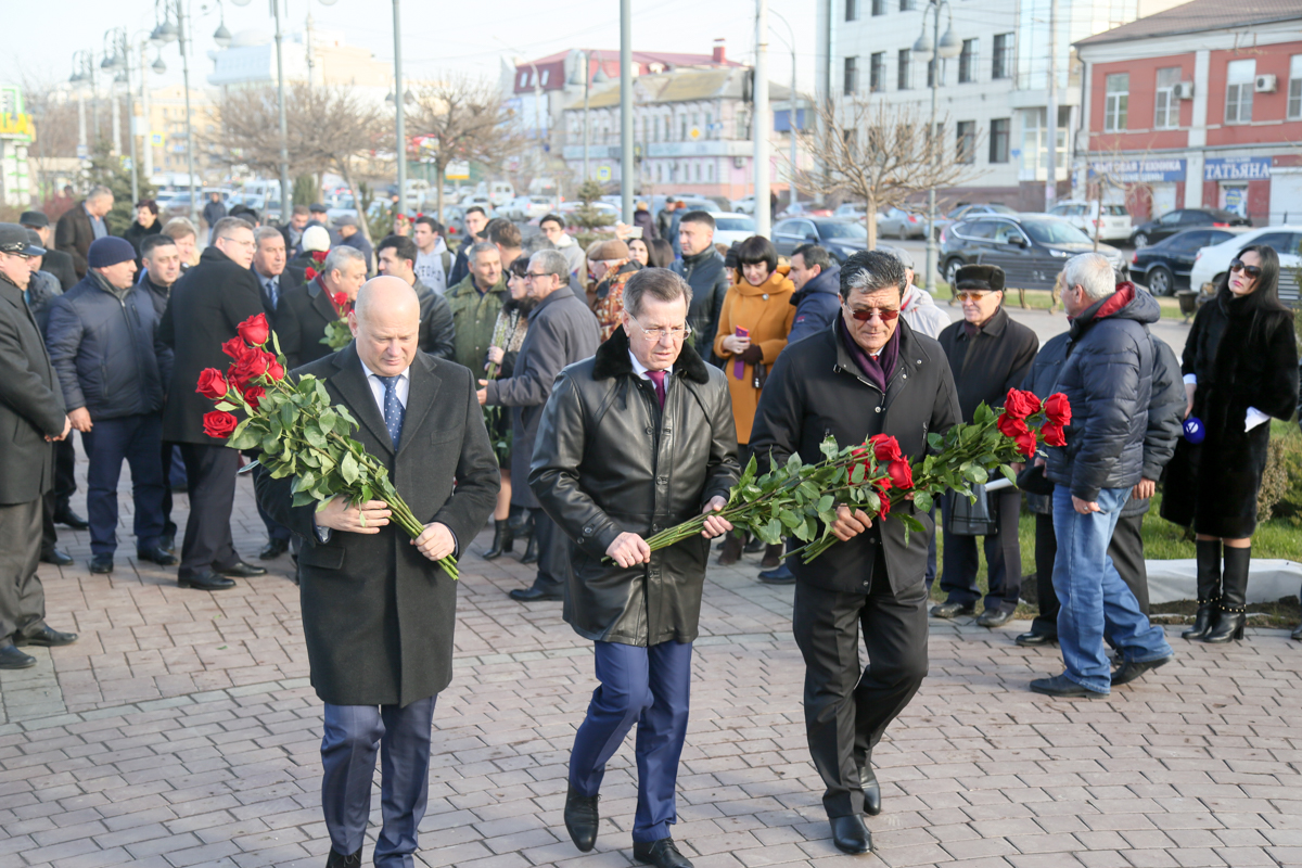 В Астрахани почтили память Гейдара Алиева