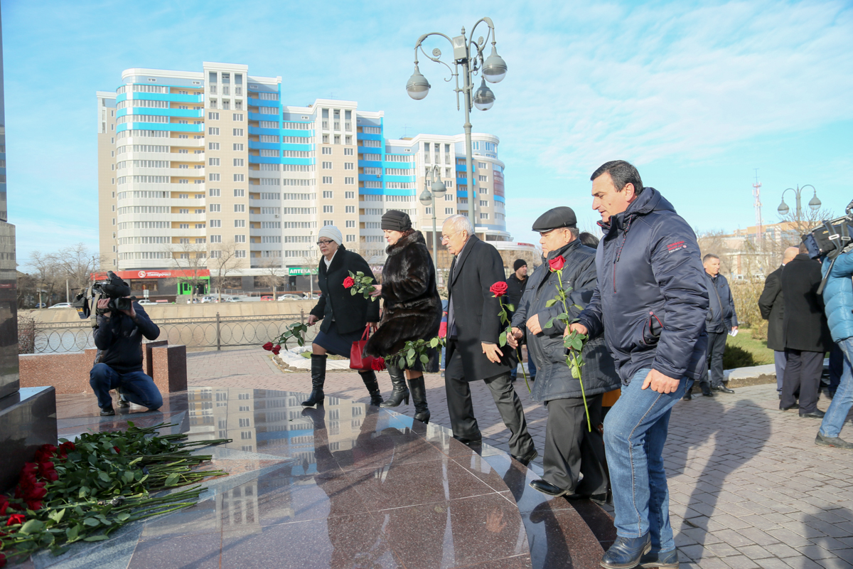 В Астрахани почтили память Гейдара Алиева