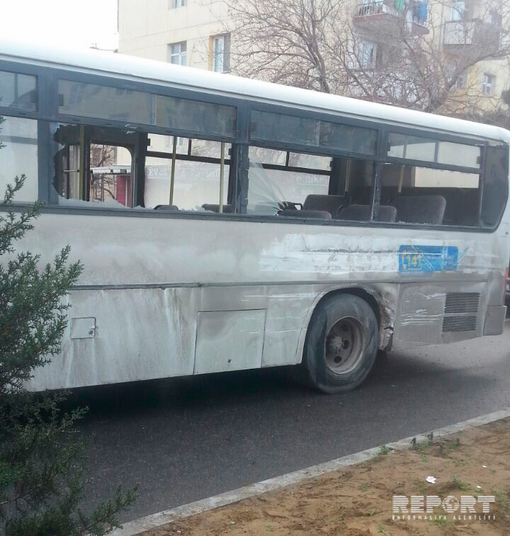 В Баку бетономешалка столкнулась с автобусом, есть пострадавшие