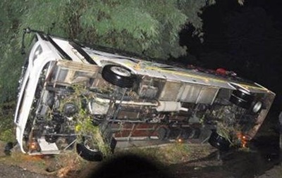 В Индии автобус упал в ущелье, семеро погибших