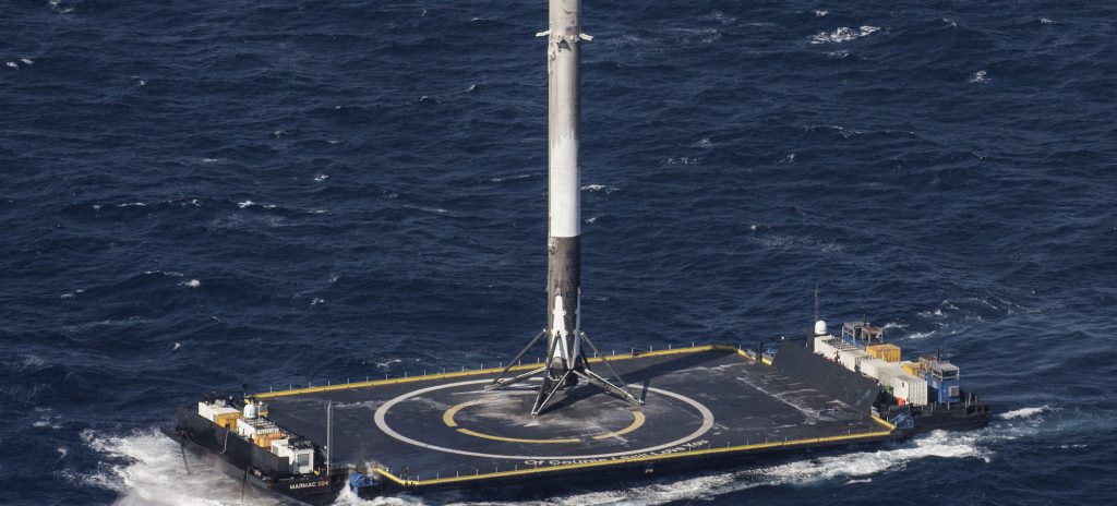 Космический грузовик SpaceX спустили в океан