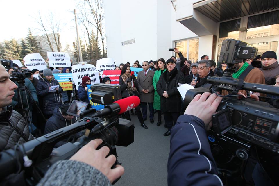 Азербайджанцы устроили митинг у ведомства Авакова