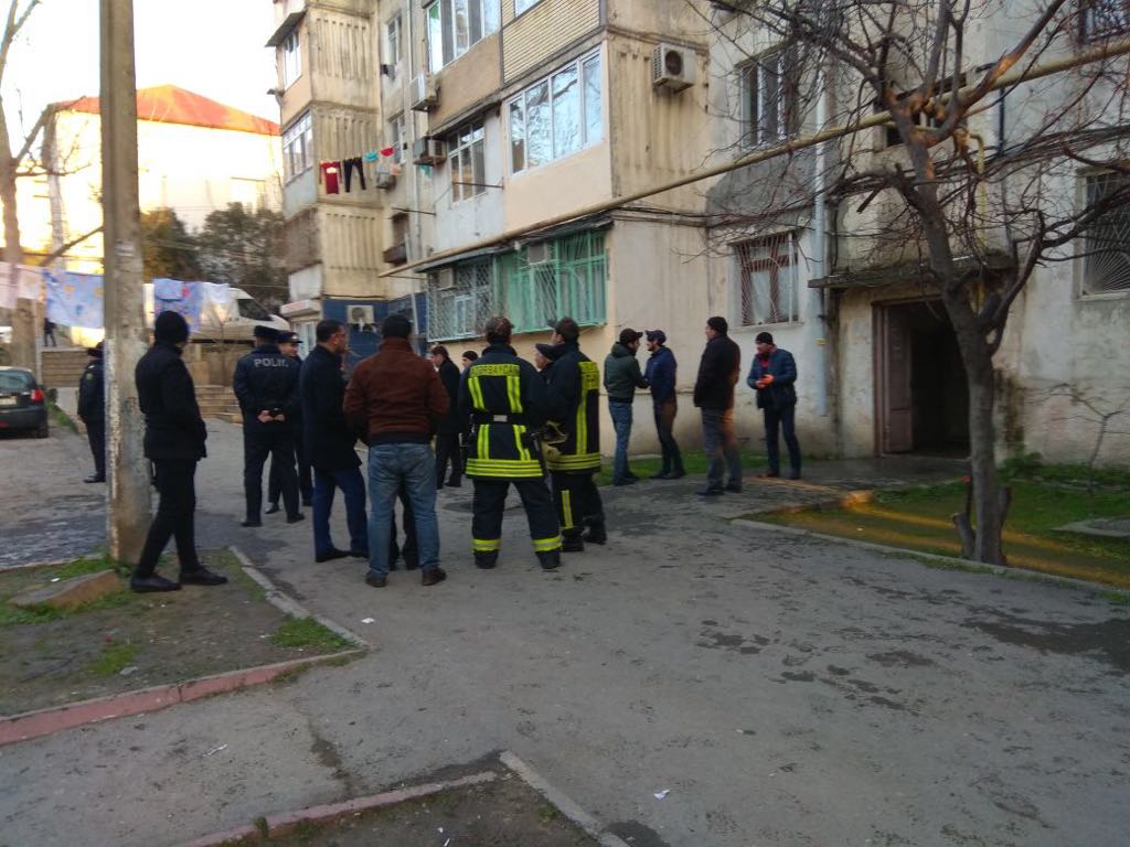 Пожар в жилом здании в Баку потушен