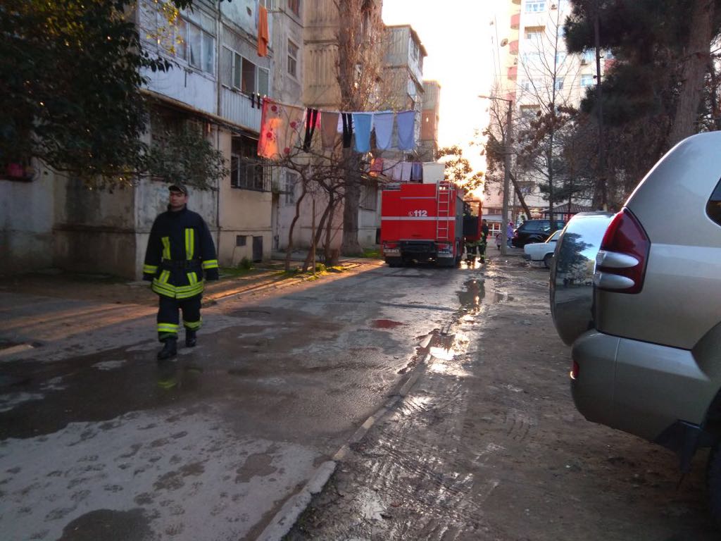 Пожар в жилом здании в Баку потушен